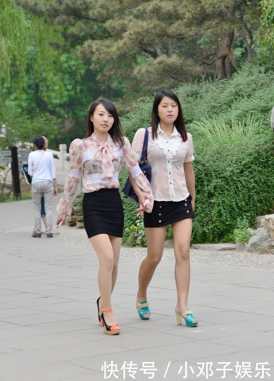 黑色穿美女两个裙搭肉紧身的丝袜,婀娜多姿又朴妮唛7142kw情趣内衣下载地址图片