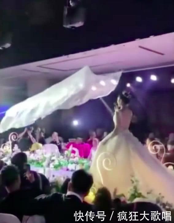 抖音火到美国了,鸡毛秀模仿中国飞纱婚礼,现场