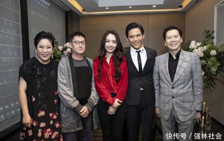 向佐郭碧婷同游尼泊尔,穿情侣装晒牵手照,这是