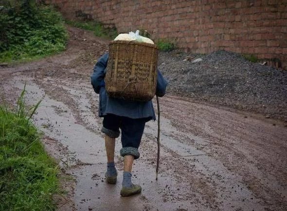 儿子当兵11年未归,妈妈装去世骗他,看到回来的