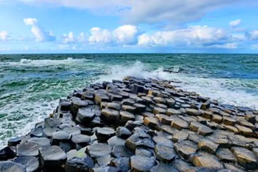 地球用千万年书写的秘密“巨人之路”