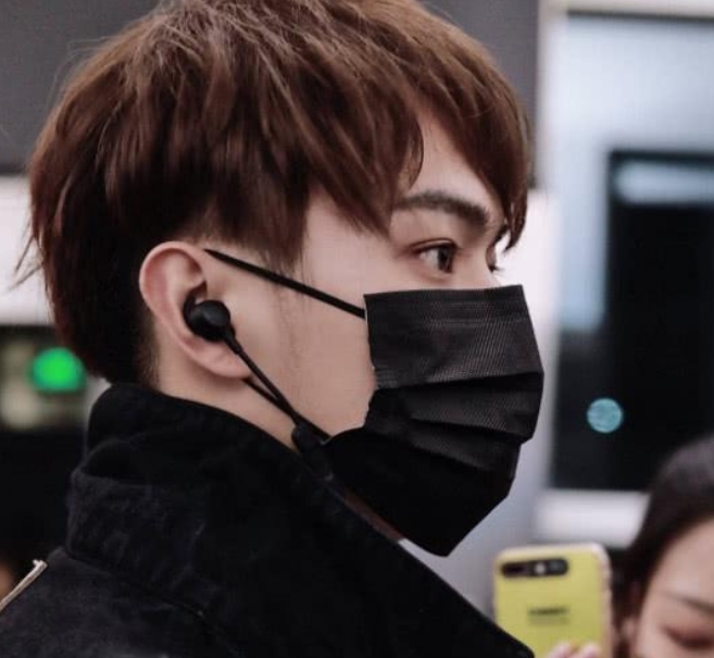 许凯被围堵手机当场摔碎,看过《延禧攻略》,