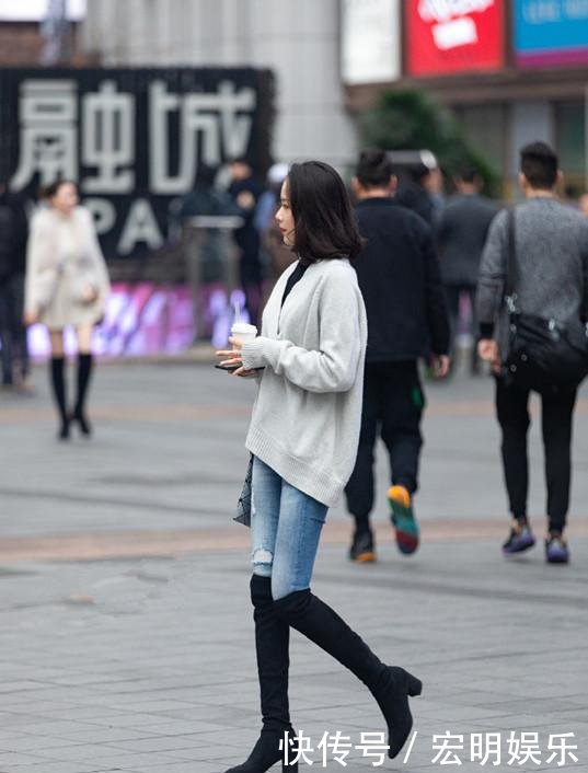 街拍北京三里屯逛街的时尚姑娘,姣好的身材走