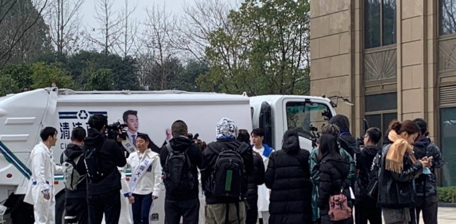 白宇录制《奔跑吧》路透被扒,引起极度舒适,想