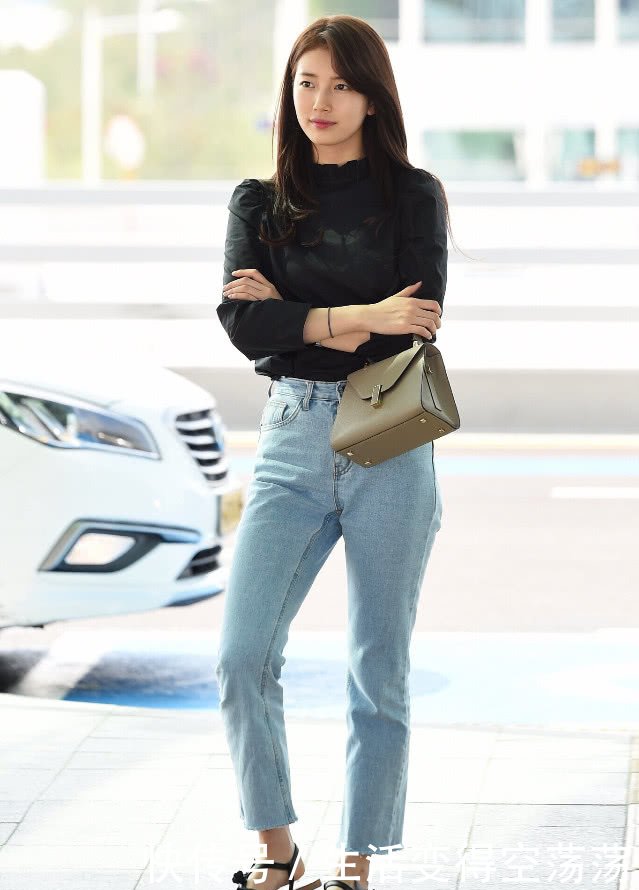 裴秀智机场亮相,比沙滩鞋更亮眼的是她的脚,这