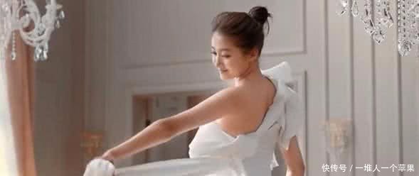 都是代言卫生巾,迪丽热巴和关晓彤画风和谐,当