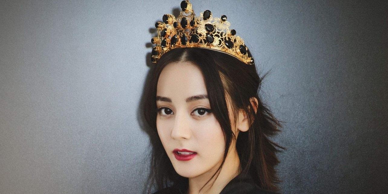 迪丽热巴2岁童年照曝光, 网友: 一看家境就不一