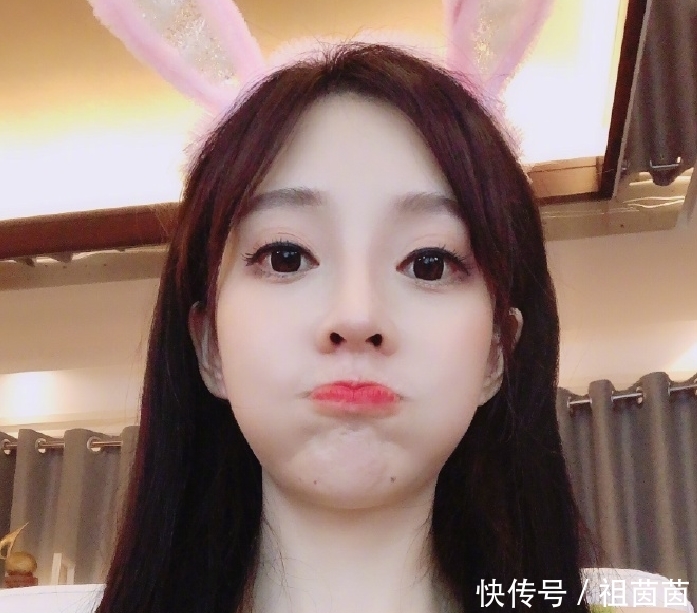 冯提莫晒美照,一句话鼓励自己和粉丝们:不要垂头丧气,显矮! 皇冠国际亚洲