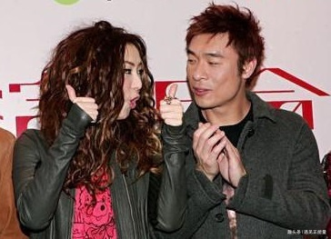 当年郑秀文一首《唯独你是不可取替》,表达的