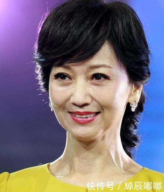 赵雅芝近期穿衣重点,牢牢遮住这一部位,网友:还