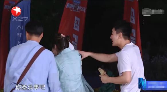 《极挑5》贾乃亮食指差?v食指拿瓢打到热巴脸女生人品戴戒图片