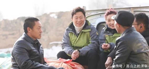 衣服却不同的风格,黄渤看上去很质朴,蔡徐坤却