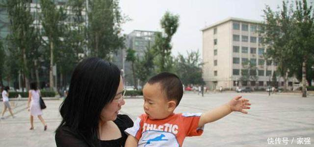 1岁的孩子喜欢摔东西,甚至打人,聪明家长要这