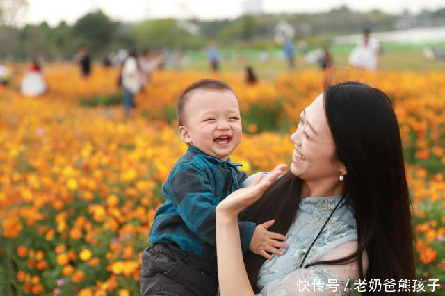 在宝宝咿呀学语阶段，爸爸妈妈应该怎样做才能提高宝宝的语言能力