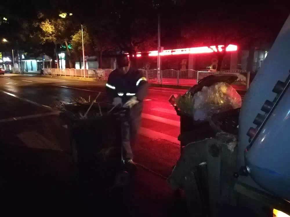 除夕夜2万余环卫工值守,烟花爆竹垃圾同比降七成多