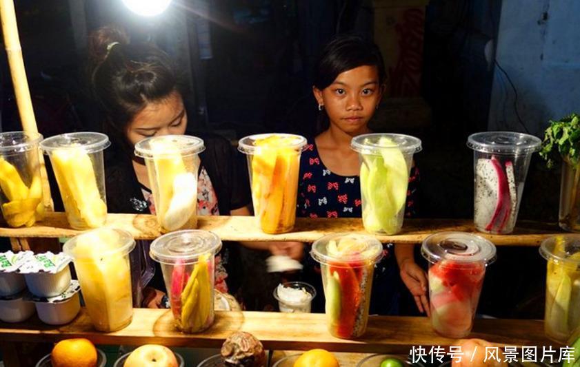 中国驴友晒老挝美食街遭遇,8块钱管饱,网友:那