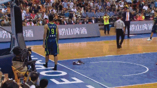 易建联换鞋风波是怎么回事?阿联愤怒脱鞋离开球场【Gif图】 易建联换鞋风波是怎么回事?阿联愤怒脱鞋离开球场【Gif图】