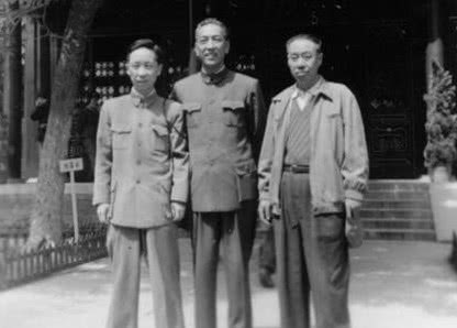 此人是开国元勋,没有军衔做却做了国防部长,是特警的创始人