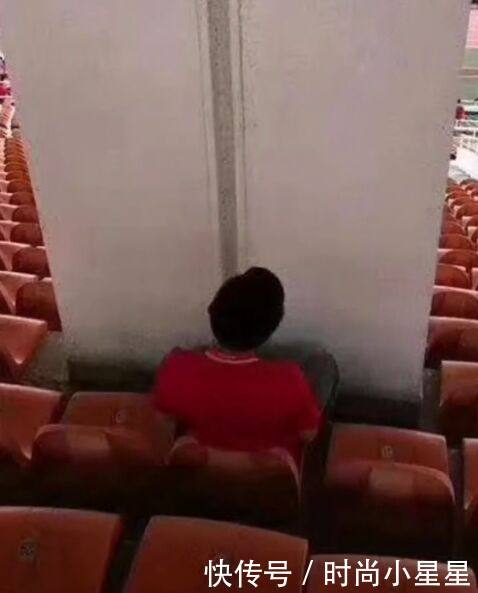 小伙买票去看足球比赛,在现场找到自己的座位