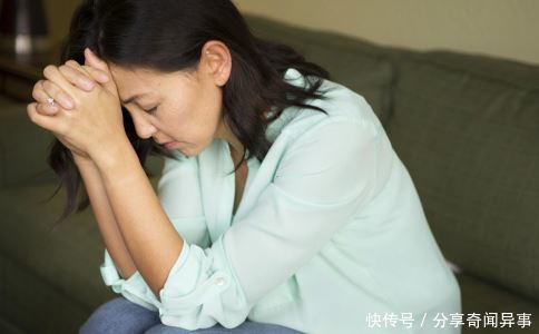 6岁女儿每晚去8趟厕所，宝妈觉得不正常，扒门缝一看，感动到哭