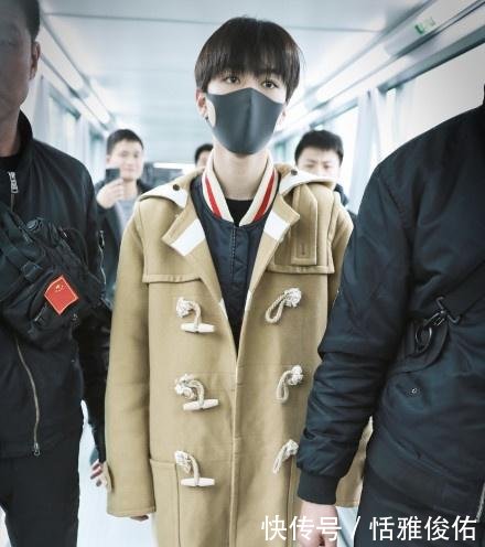 王俊凯是多喜欢牛角大衣两件换着穿,内搭的 女