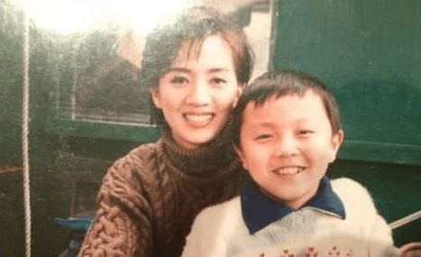 9岁合作李连杰成名,深得梅艳芳周润发喜爱,却被妈妈害