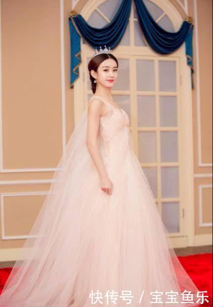 新娘撞脸赵丽颖走红,结婚当天800多人围观,导