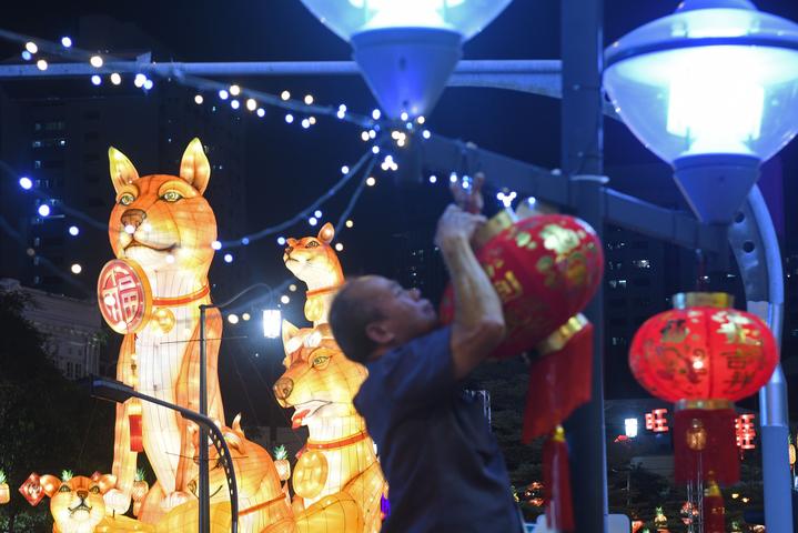 看世界丨普京\"狗狗年历\"庆中国狗年 巴黎\"包拯\"抢镜头