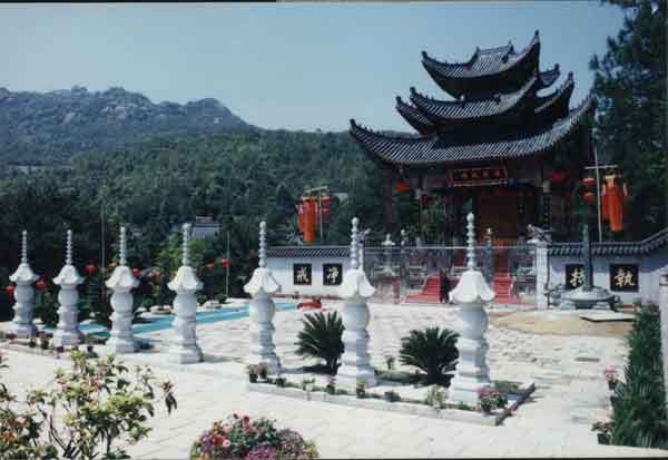 平兴寺坐落于福建福鼎市太姥山东南麓,远处怪石嶙峋,群山环抱;近处