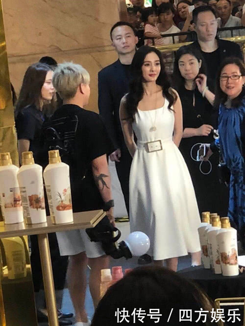 路人偶遇杨幂出席活动 网友:发际线这么高还代