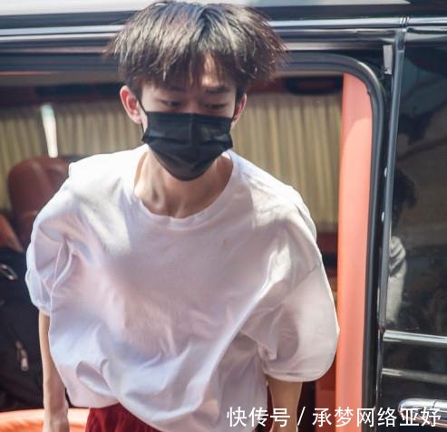 千玺胸肌若隐若现,头发微湿犹如禁欲系漫画少