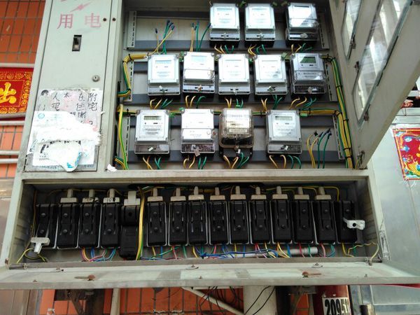 这种住户用电箱,是否带有接地线端接头的,我家