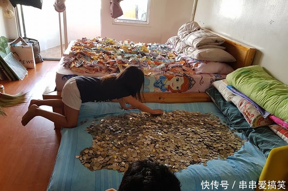这对小夫妻原来在家里存钱是这么壮观的!然后