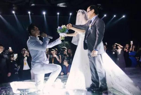安吉 考拉 11月8日钟丽缇张伦硕婚礼在北京举行,沙溢带安吉参加,并晒出安吉和考拉合影,并写道:“参加张伦硕叔叔的婚礼,其实最大的心愿是来见考拉!”安吉与考拉因为参加《爸爸去哪儿》成为朋友。照片曝光后,网友纷纷前来围观并表示画面养眼,留言称:“天啊!!忽然很想萌上考拉安吉这对CP啊!”安吉最大的心愿是来见考拉。 新浪娱乐讯 日前,钟丽缇身着银白色蕾丝礼服出席上海某活动,低胸礼服勾勒出她迷人的胸部线条,傲人上围引人注目。 新浪娱乐讯 日前,钟丽缇身着银白