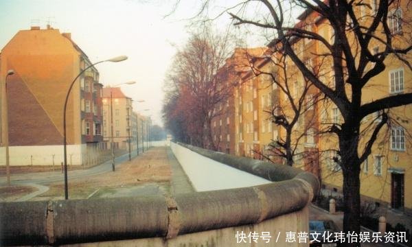 柏林墙及其上方的条状空域属于东德的领土领空