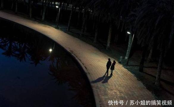 大学情侣散步回校，女友被四男子拖走，女友：只怪自己瞎了眼