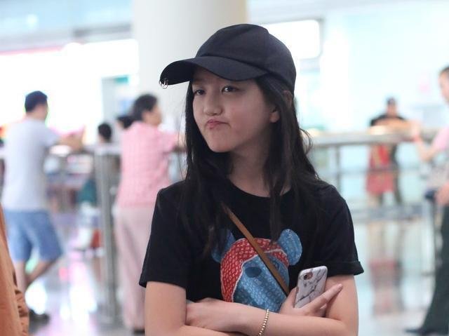 李亚鹏晒李嫣最新正面照,经过多次治疗,她的唇