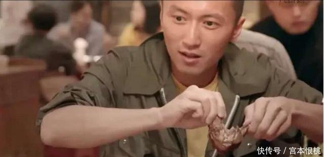 张靓颖教谢霆锋吃兔头方法,对方却一脸嫌弃,真