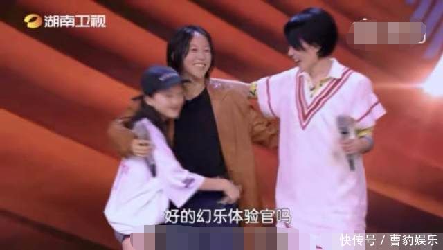 王菲母女三人罕见同台 窦靖童下巴纹身不见 李