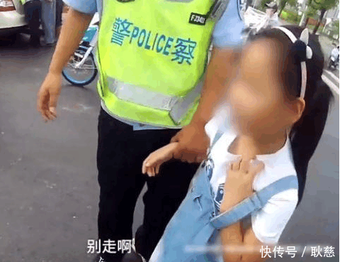 女子骑电动车超载被交警拦下 丢下女儿就跑: 孩