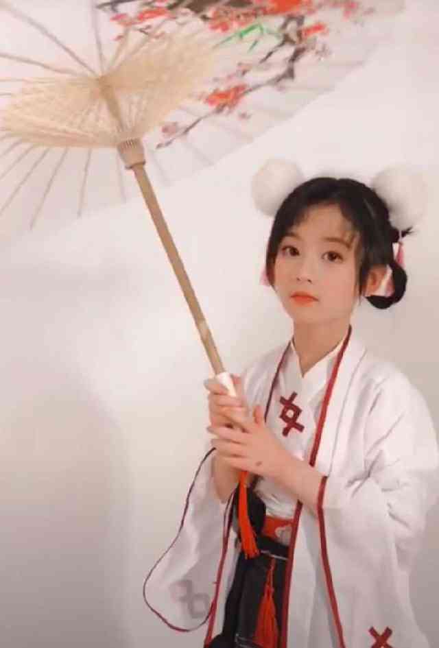 王思聪抖音号曝光,点赞了100多个网红,但都不