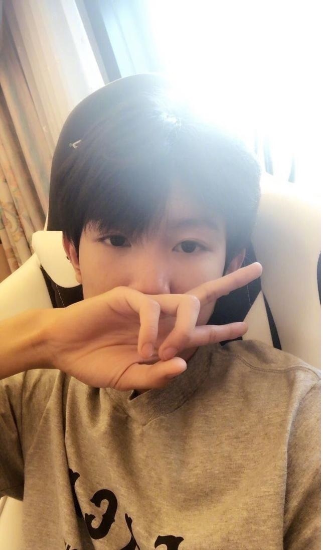 王源生日会,除了甜馨小迷妹的表白,英俊哥的头发爆的不像话啊!