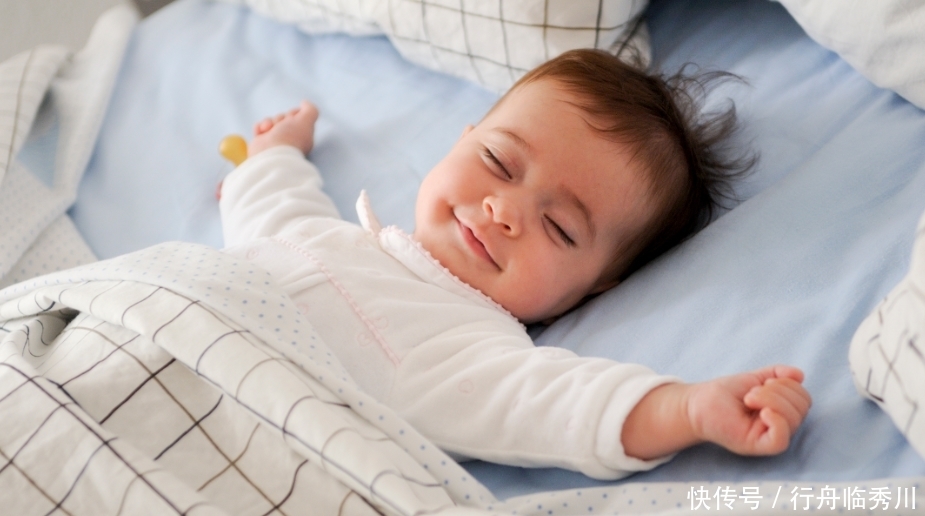 宝宝发育高峰期,睡觉会出现4种情况,快看你家