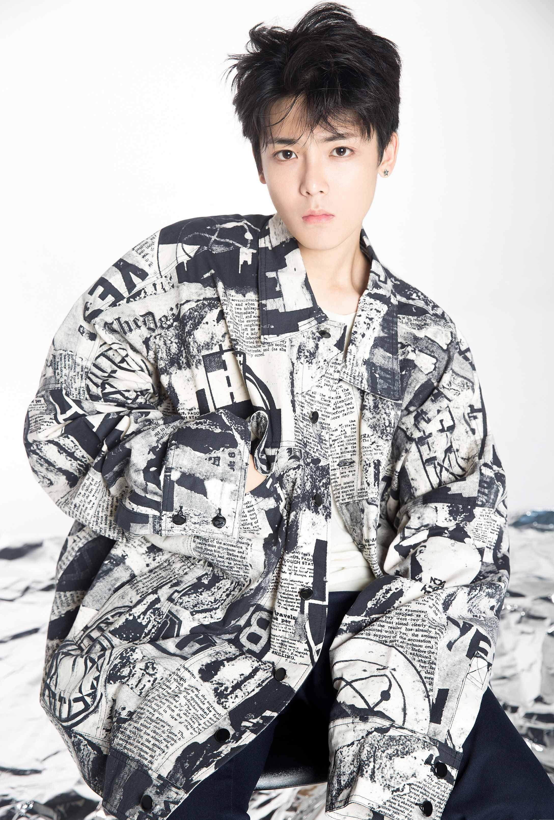 明昊颜值逆天!深蓝色西装展时尚魅力,增高鞋至