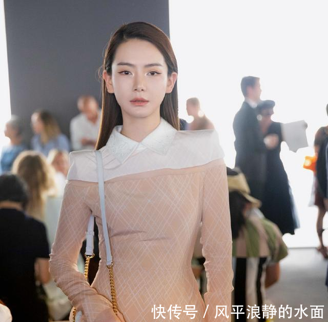 戚薇现身巴黎时装周 身穿裸粉色连衣裙 难得的