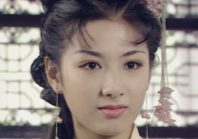 曾是娱乐圈当红小花,却突遇渣男被彻底搞臭,今