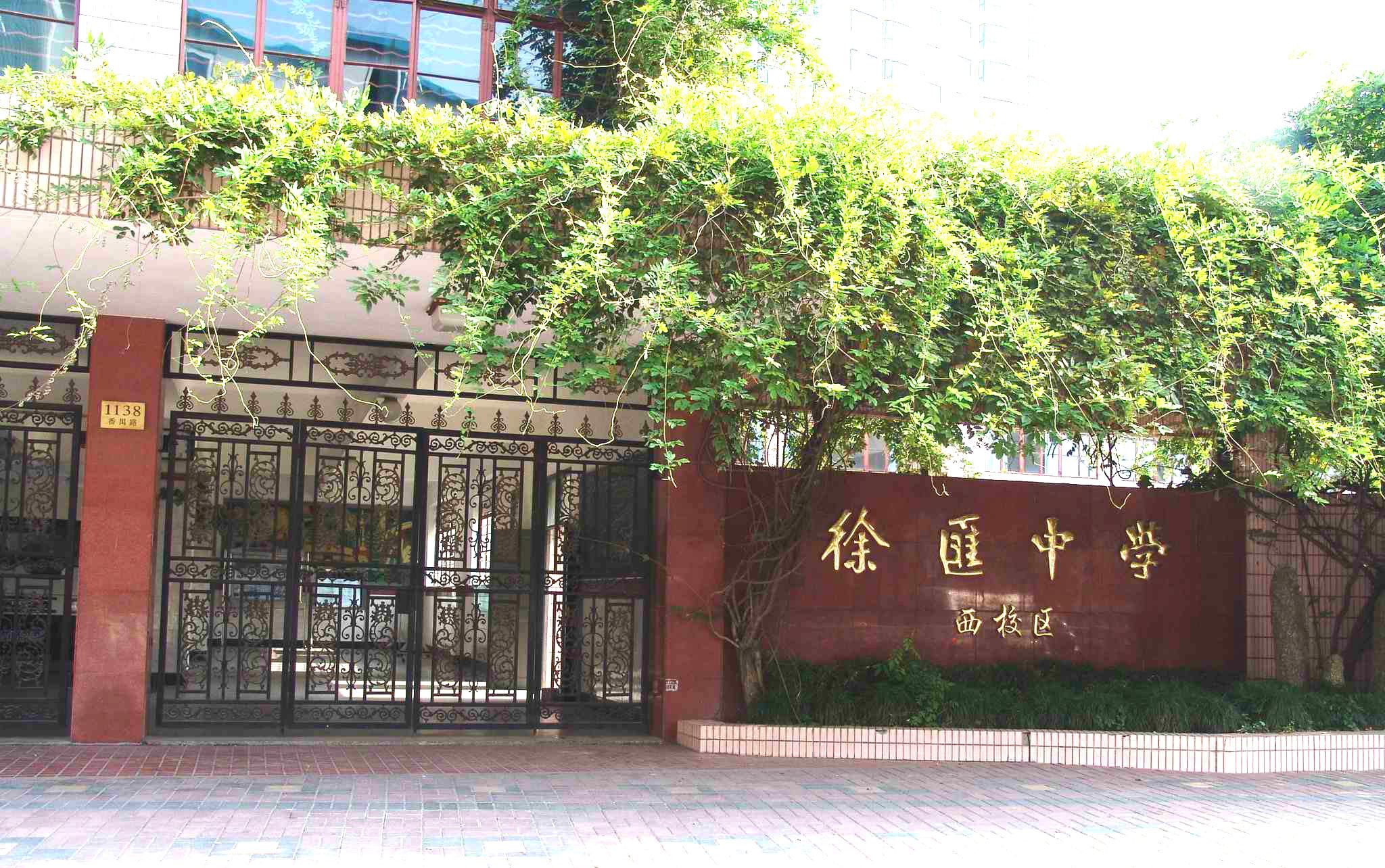 上海市徐汇中学是一所历史悠久,环境优美,教学设施先进,师资力量雄厚