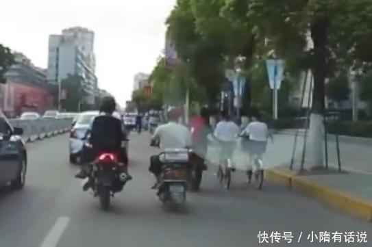 两男在马路上骑摩托车当众摸女孩臀部,连警察