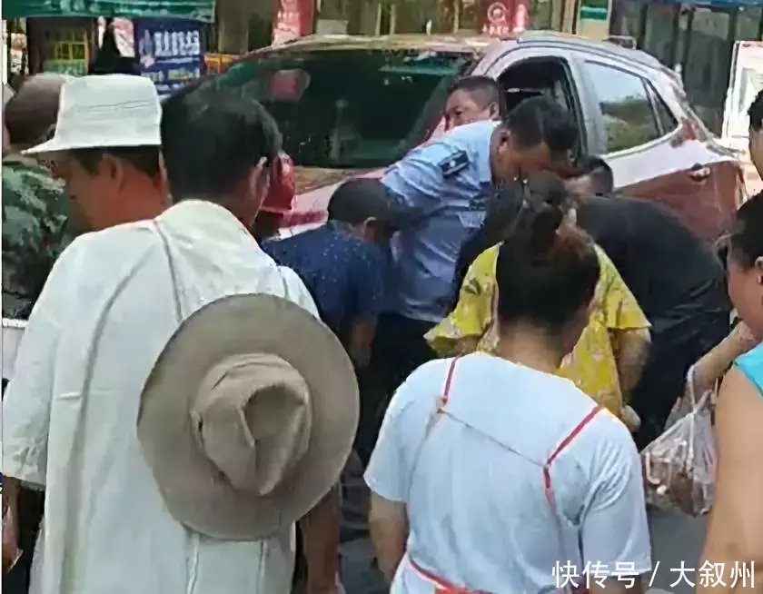 宜宾一3岁小孩在过马路时被车压,众人合力抬车