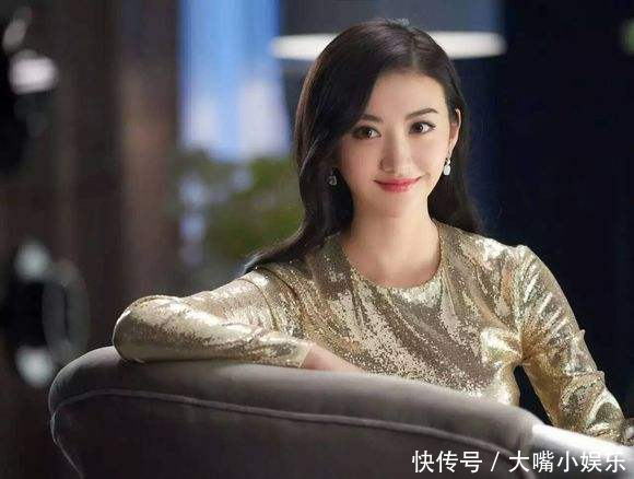 景甜深V秀身材,光脚出席活动,网友:张继科好幸